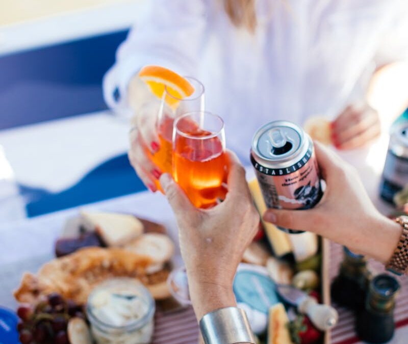 Sip in Style: 5 Refreshing Cocktails for Lake Cruising